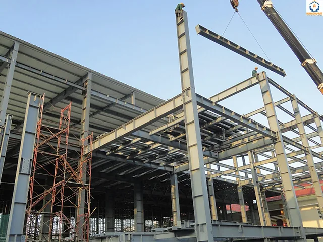Công trình dân dụng đang thi công phần khung thép
